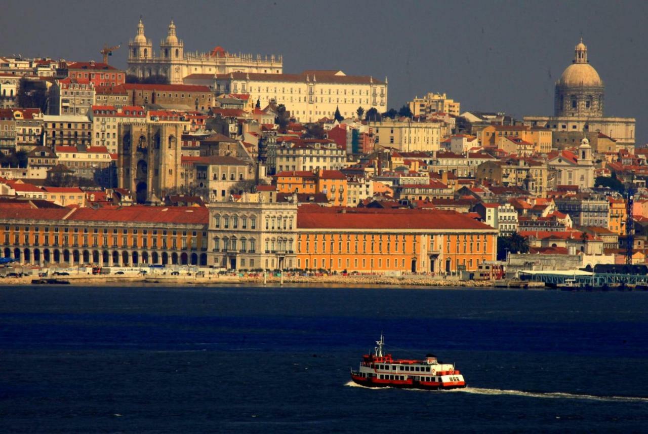 Fisherman'S House - A Boat Ride From Lisbon Villa Trafaria Buitenkant foto