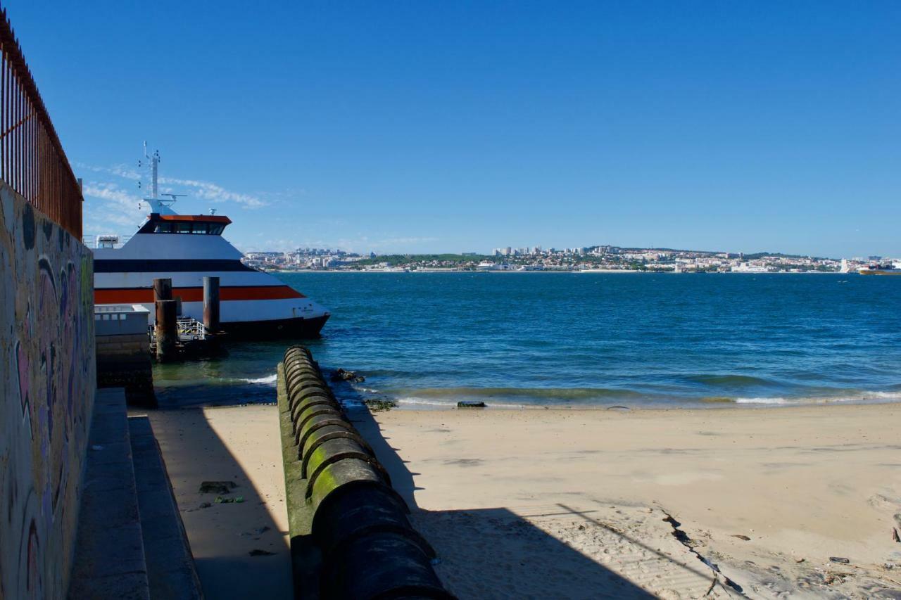 Fisherman'S House - A Boat Ride From Lisbon Villa Trafaria Buitenkant foto